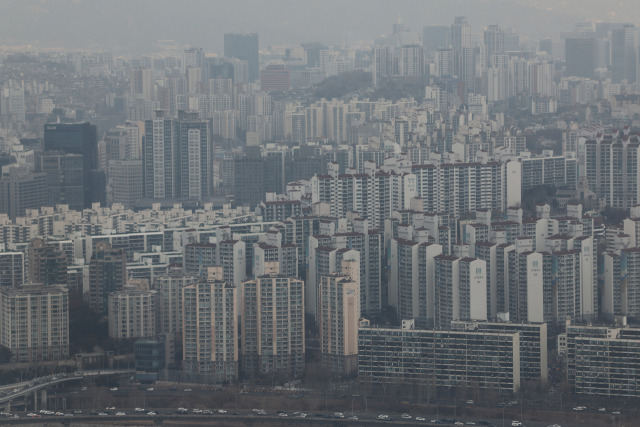 1월 5일 서울 여의도 63스퀘어 전망대에서 촬영한 아파트 밀집 지역. 연합뉴스