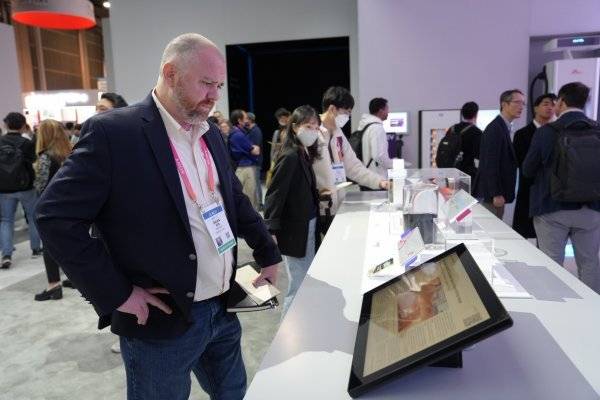 CES2023에서 ‘최고혁신상’을 수상한 SK온의 SF배터리를 방문객들이 살펴보고 있다. 사진제공|SK온