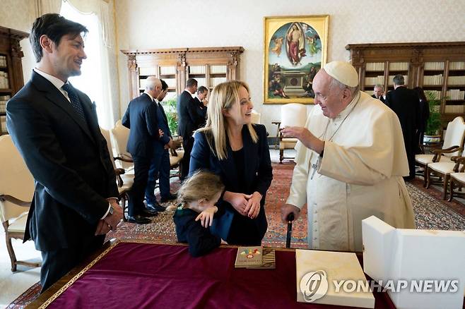 가족과 함께 프란치스코 교황 알현하는 멜로니 총리 (바티칸 AFP=연합뉴스) 조르자 멜로니 총리가 10일(현지시간) 바티칸 사도궁에서 가족과 함게 프란치스코 교황을 알현하고 있다. 2023.01.10 photo@yna.co.kr