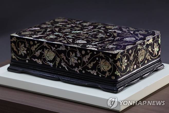 16세기 조선 나전함, 미국서 돌아왔다 (서울=연합뉴스) 박동주 기자 = 11일 오전 서울 국립중앙박물관 제1강의실에서 열린 국립중앙박물관회 젊은친구들 조선시대 나전함 기증식에서 공개된 나전함. 2023.1.11 pdj6635@yna.co.kr