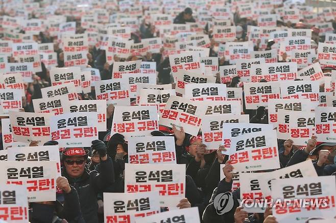 윤석열 정부 규탄하며 구호 외치는 건설노조 (서울=연합뉴스) 신현우 기자 = 전국건설노동조합 조합원들이 11일 오후 서울 지하철 4호선 삼각지역 인근에서 윤석열 정부를 규탄하며 구호를 외치고 있다. 2023.1.11 nowwego@yna.co.kr