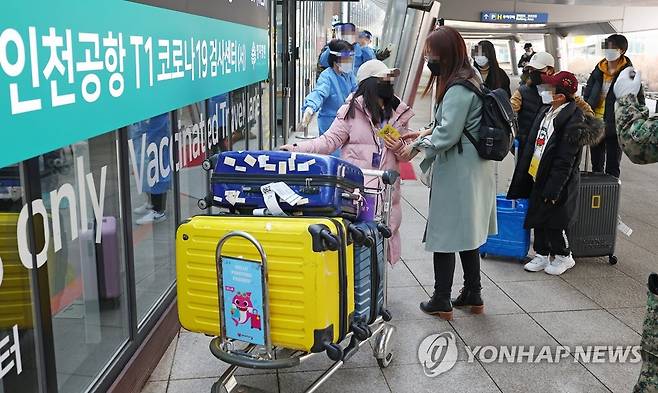 PCR 검사센터 향하는 입국자들 (영종도=연합뉴스) 김도훈 기자 = 중국에서 출발한 입국자에 대한 코로나19 음성확인서 제출이 의무화된 지 사흘째인 지난 7일 입국자들의 한국 도착 후 양성률이 14.8%를 기록했다.    
    8일 중앙방역대책본부에 따르면 전날 중국에서 출발해 인천국제공항으로 입국한 1천267명 중 단기체류 외국인 291명이 공항검사센터에서 유전자증폭(PCR) 검사를 받아 43명이 양성 판정을 받아 14.8%의 양성률 보였다. 
    8일 오후 인천국제공항 제1여객티미널을 통해 입국한 중국발 입국자들이 검역지원단의 안내를 받아 PCR 검사센터로 향하고 있다. 2023.1.8 superdoo82@yna.co.kr