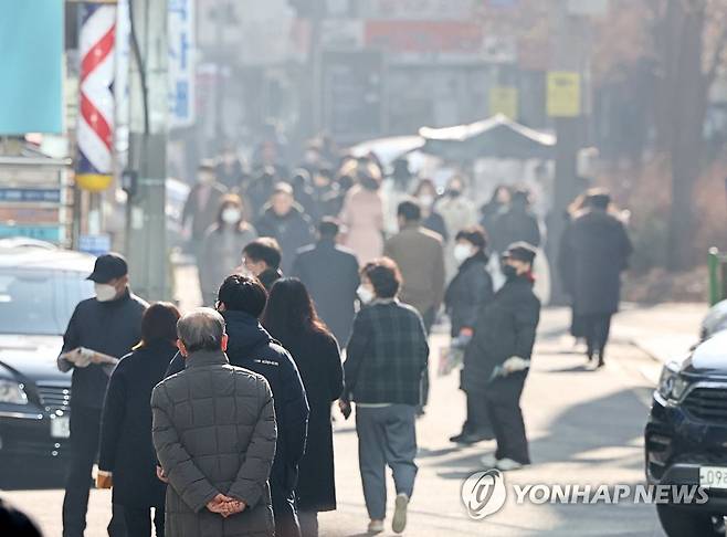 오늘 포근 (서울=연합뉴스) 윤동진 기자 = 서울 최고기온 9도를 기록한 11일 점심시간 서울 서초동에서 시민들이 길을 걷고 있다. 2023.1.11 mon@yna.co.kr