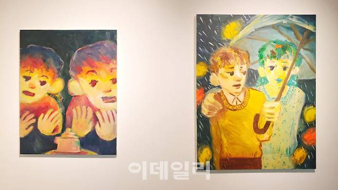 콰야의 ‘추운 날’(2021·117×91㎝·왼쪽)과 ‘어느 비 오는 날’(2020·145.5×112㎝). “일상의 다양한 순간에서 영향을 받아 일기를 쓰듯 작업한다”는 작가는 담백한 스토리를 담백한 인물에 얹어낸다. 전시작을 두곤 “형태를 단순하게 만들고 기술적인 표현을 줄여 이야기를 전달하는 데 조금 더 초점을 맞췄다”고 했다(사진=오현주 문화전문기자).