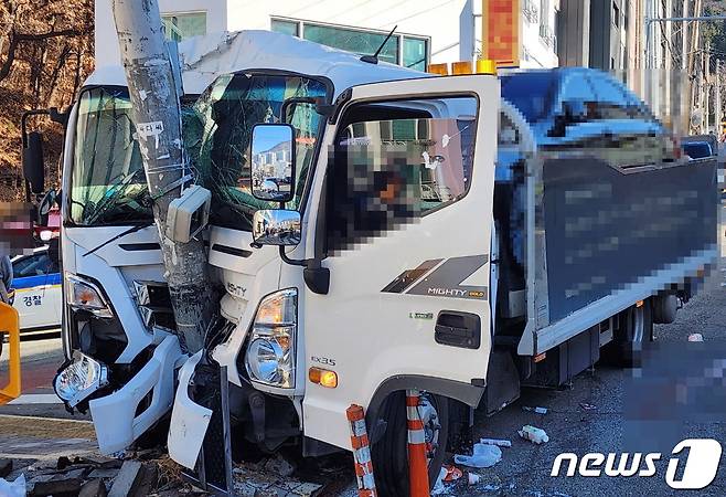 부산 북구의 한 내리마길에서 발생한 인명사고 현장의 모습(부산경찰청 제공)