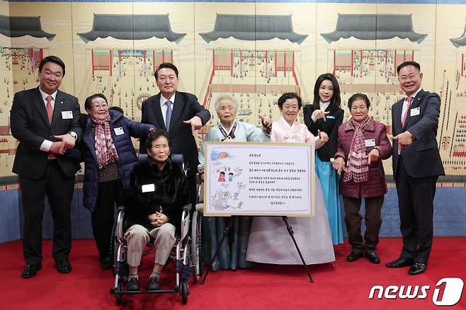 윤석열 대통령과 김건희 여사가 12일 오후 용산 대통령실에서 칠곡할매글꼴의 주인공 김영분(77), 권안자(79), 이원순(86), 추유을(89), 이종희(91) 할머니를 초청해 함께 기념 촬영하고 있다. 칠곡할매글꼴은 경북 칠곡군이 어르신 대상으로 운영하는 성인문예교실에서 한글을 깨친 할머니들의 글씨체로 윤 대통령 부부는 새해 연하장을 할머니의 서체로 제작했다. (대통령실 제공) 2023.1.12/뉴스1 ⓒ News1 안은나 기자