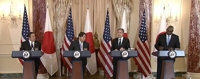 로이드 오스틴 미국 국방장관, 토니 블링컨 미 국무장관, 하야시 요시마사 일본 외무상, 하마다 야스카즈 일본 방위상(오른쪽부터 왼쪽으로)이 11일(현지 시각) 워싱턴DC에서 미일 외교국방 2+2회담을 마친 뒤 국무부 청사에서 공동 기자회견을 하고 있다. /국무부 유튜브