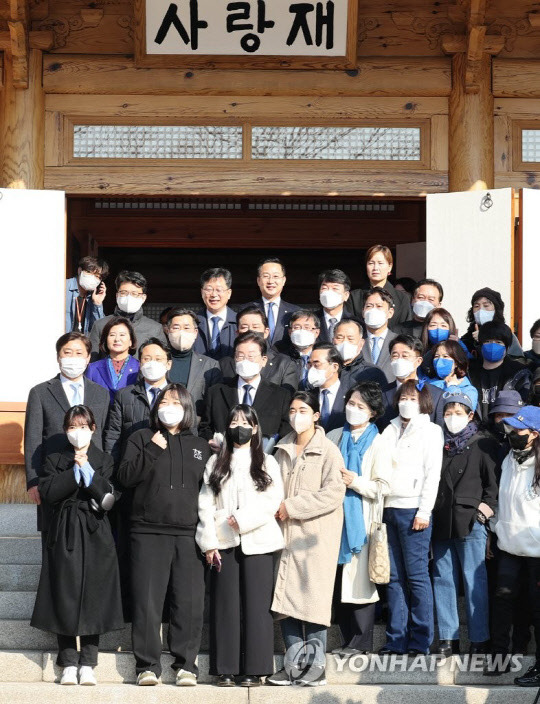 이재명 더불어민주당 대표가 12일 국회에서 신년기자회견을 마친 뒤 지지자와 함께 기념촬영을 하고 있다.<연합뉴스>