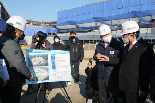 원희룡 국토교통부 장관이 12일 부산 강서구 명문초등학교에서 공사 현장을 점검하고 있다. 당초 3월 개교 예정이었던 이 학교는 민주노총 집회와 화물연대 파업 등의 영향으로 공사가 예정보다 80일 정도 늦어졌다. 연합뉴스