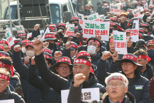 전국건설노동조합 조합원들이 11일 오후 서울 지하철 4호선 삼각지역 인근에서 윤석열 정부를 규탄하며 구호를 외치고 있다. 연합뉴스