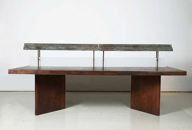 메간 H 갤러리가 선보인 피에르 잔느레의 도서관 테이블. 1955~1956년 작품이다.