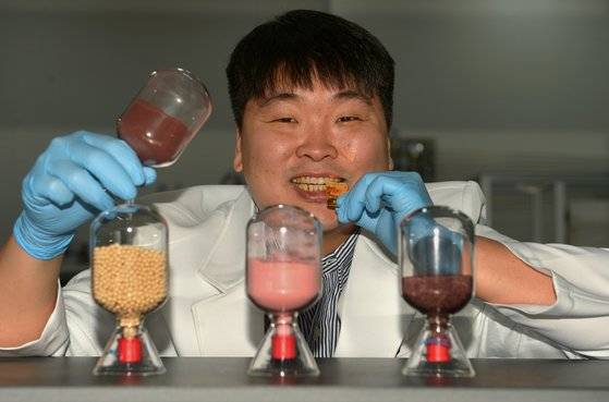 강신현 퀀텀캣 대표가 10일 오후 대전 퀀텀캣 연구소에서 본지와 인터뷰를 마친 뒤 포즈를 취했다. 이 기업은 세계 최초로 상온에서 매우 높은 촉매 활성을 나타내는 신개념 금 나노촉매 기술 상용화에 성공했다. 프리랜서 김성태