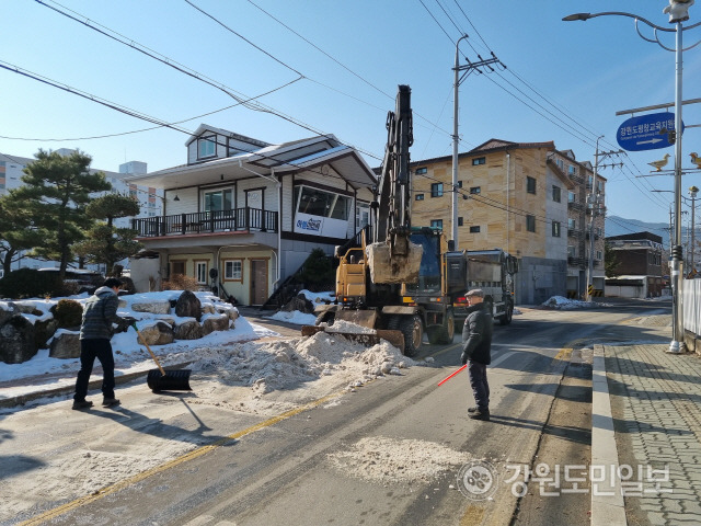 ▲ 평창읍 정화건설 임직원들이 12일 최근 폭설로 평창읍 시가지 이면도로에 쌓여 있는 잔설과 얼음 제거 작업을 벌이고 있다.신현태