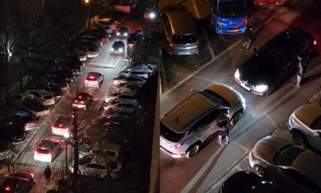 아파트 주차장에서 두 차가 상향등을 켠 채 대치하고 있다. / 사진=보배드림