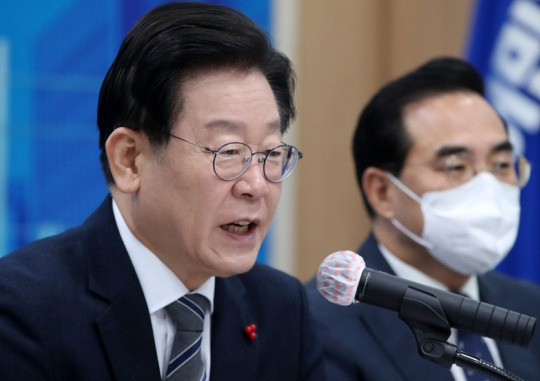 Democratic Party of Korea leader Lee Jae-myung speaks at a meeting of the party’s Supreme Council at the party’s Incheon office in Namdong-gu, Incheon on January 11. Kim Chang-gil