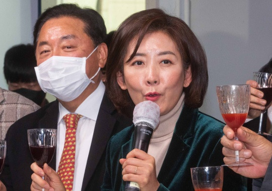 Former lawmaker Na Kyung-won, mentioned as a candidate for the People Power Party (PPP) leader, makes a toast at a New Year’s greeting of the PPP Seoul office held at the party head office in Yeouido, Seoul on January 11. National Assembly press photographers