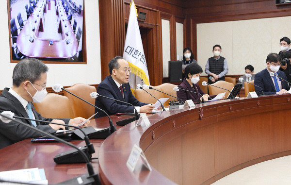 12일 정부서울청사에서 추경호(왼쪽 두 번째) 부총리 겸 기획재정부 장관 주재로 비상경제장관회의가 진행되고 있다. 기재부 제공