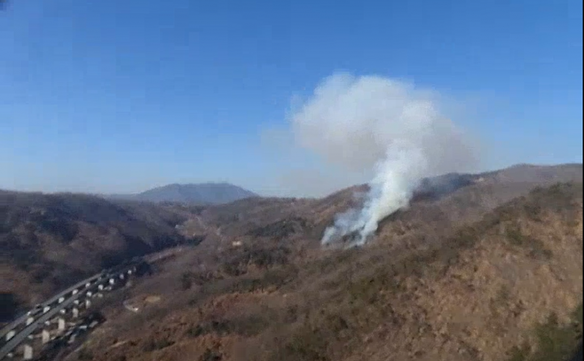 12일 오후 1시 36분께 구미시 옥성면 대원리 야산에서 원인을 알 수 없는 불이나 2시간만에 꺼졌다. (산림청 제공) 2023.01.12