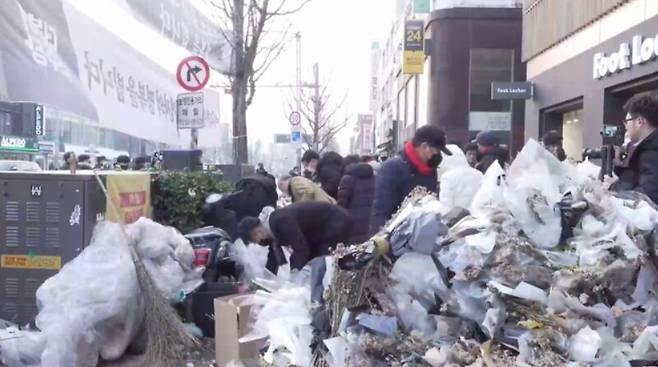 정리되는 이태원역 1번 출구 / 사진 = 10.29 이태원 참사 시민대책회의