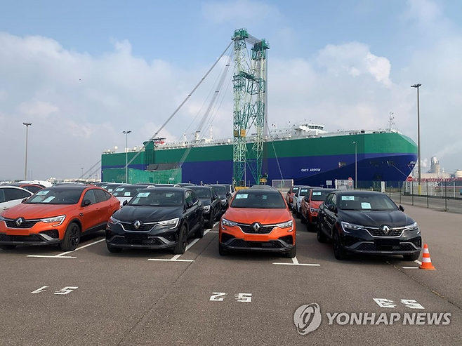 프랑스 르아브르항에서 르노코리아자동차가 수출한 ‘XM3’가 하역되는 장면. [자료=연합뉴스]