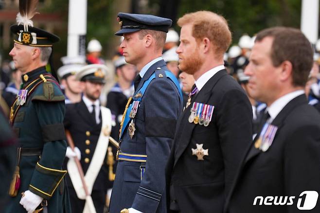 (AFP=뉴스1) = 윌리엄 영국 왕자와 해리 왕자가 2022년 영국 런던 웨스트민스터 사원으로 향하는 엘리자베스 2세 여왕의 국장 운구행렬을 뒤따르고 있다.  ⓒ AFP=뉴스1  Copyright (C) 뉴스1. All rights reserved. 무단 전재 및 재배포 금지.