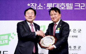 김기문(왼쪽) 중소기업중앙회 회장이 지난 11일 서울 롯데호텔에서 열린 충북인 신년교례회에서 ‘자랑스러운 충북인대상’을 수상한 뒤 김영환 충북도지사와 기념사진을 찍고 있다. 중소기업중앙회 제공