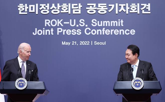 윤석열 대통령과 조 바이든 미국 대통령이 지난해 5월 21일 서울 용산 대통령실 청사 대강당에서 열린 한미 정상 공동기자회견에서 바라보고 있다. [연합]