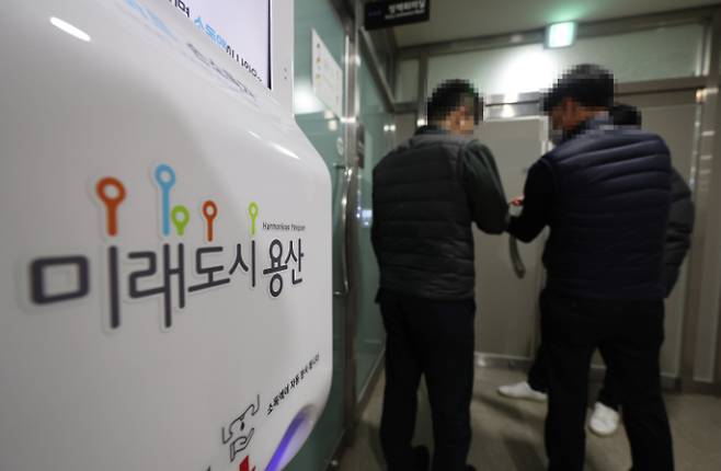 이태원 참사와 관련해 일부 피의자의 신병을 넘겨받은 검찰이 보강수사에 본격 착수했다. 서울서부지검은 10일 오전 용산경찰서와 용산구청·서울경찰청·경찰청 등 10곳을 압수수색했다.   연합뉴스