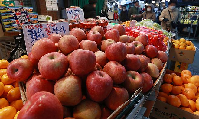 나물, 육류, 가공식품 등의 가격이 오르면서 올해 설 차례상 비용이 지난해보다 5.8% 이상 늘어난 것으로 나타났다. 사진은 지난 9일 서울 시내 한 전통시장. 연합뉴스