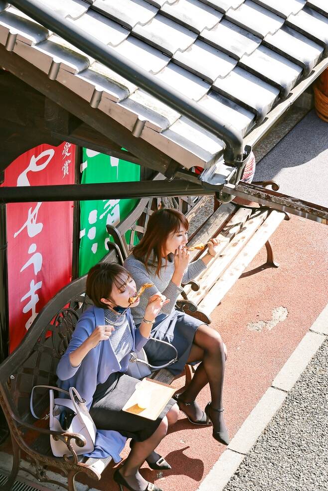 유후인 거리에서 음식을 먹는 일본인 관광객들 [사진/성연재 기자]