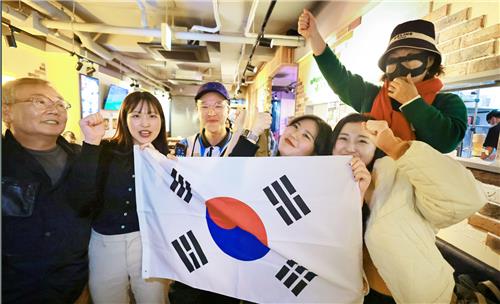후쿠오카 치킨집에서 한국을 응원하던 일본인 여학생들 [사진/성연재 기자]