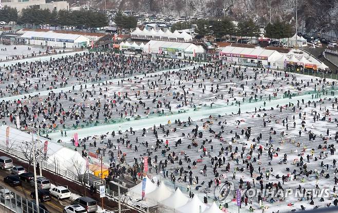 얼음 벌판 낚시터 가득 메운 화천산천어축제 [연합뉴스 자료사진]