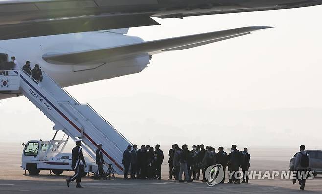 공군1호기 탑승하는 취재진 (성남=연합뉴스) 서명곤 기자 = 11일 오전 성남 서울공항에서 취재진이 윤석열 대통령의 아세안(ASEAN·동남아국가연합) 관련 정상회의 및 주요20개국(G20) 정상회의 등 다자회의 참석 취재를 위해 공군 1호기에 탑승하고 있다. 2022.11.11 seephoto@yna.co.kr