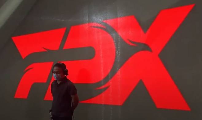 사진=LPL(영문) 공식 유튜브 채널 캡쳐, 심판에 가려진 FPX 로고