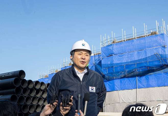 원희룡 국토교통부 장관이 12일 준공이 지연된 부산 강서구 명문초등학교 건립현장을 방문, 공사 진행 현황과 학부모들의 고충을 들은 후 취재진의 질문에 답하고 있다. (국토교통부 제공) ⓒ 뉴스1