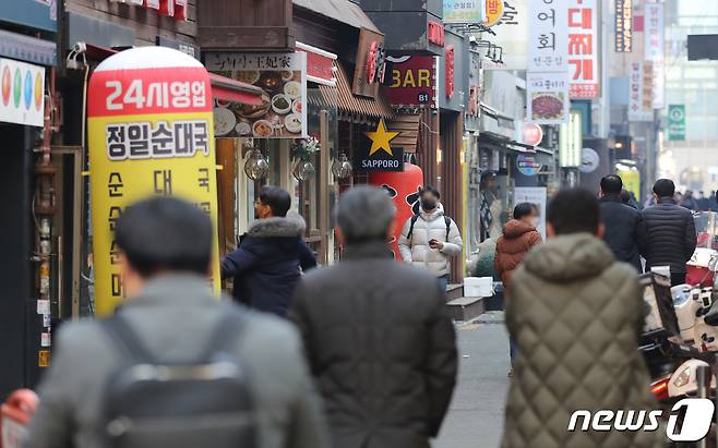 서울 종로구 식당가에서 직장인들이 점심시간에 맞춰 식당으로 이동하는 모습.  한국은행이 발표한 지난해 12월 소비자동향조사 결과에 따르면 소비자심리지수가 전월보다 소폭 상승하고 향후 1년간 물가상승률 전망을 나타내는 기대인플레이션율은 3.8%를 기록했다(뉴스1DB)ⓒ News1