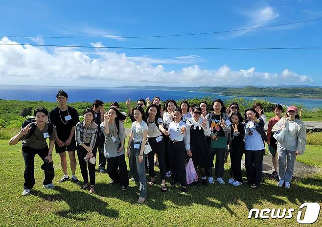 괌주립대에서 진행되는 해외어학연수 프로그램에 참여한 배재대 학생들이 기념촬영을 하고 있다. (배재대 제공) /뉴스1