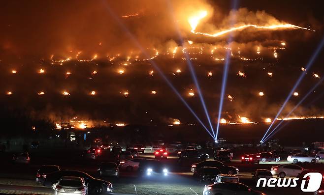 제주시는 대한민국 문화관광축제인 '제주들불축제'를 3월9일부터 12일까지 나흘간 애월읍 봉성리 소재 새별오름에서 개최한다고 13일 밝혔다. '2021 제주들불축제’에서 축제 하이라이트인 오름 불 놓기가 펼쳐지고 있다.2021.3.13/뉴스1 ⓒ News1 오현지 기자