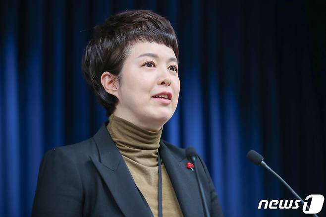 김은혜 홍보수석이 4일 용산 대통령실에서 현안 관련 브리핑을 하고 있다. 윤석열 대통령은 이날 '무인기 대응 전략'을 보고받은 자리에서 "북한이 다시 우리 영토를 침범하는 도발을 일으키면 9·19 군사합의 효력 정지를 검토하라＂고 국가안보실에 지시했다. 2023.1.4/뉴스1 ⓒ News1 안은나 기자