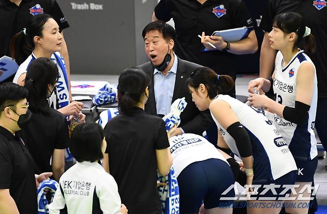 V리그 여자부 현대건설과 IBK기업은행의 경기가 4일 수원실내체육관에서 열렸다. IBK기업은행 김호철 감독이 작전 지시를 하고 있다. 수원=박재만 기자 pjm@sportschosun.com/2023.01.04/