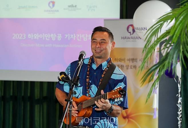 지난 11일 서울 중구 디어스 명동에서 개최된 '하와이안항공 인천-호놀룰루 노선 취항 12주년 기자간담회'에서 하와이안항공 승무원 제레미 히로카와가 우쿨렐레 연주를 하고 있다.
