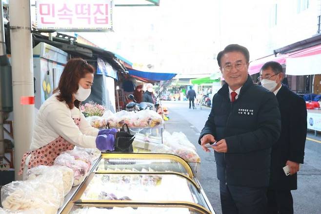 박동식 경남 사천시장이 사천사랑상품권을 첫 구매했다.