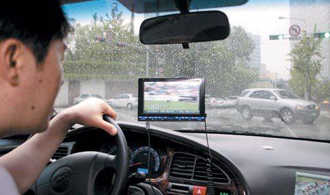 한 운전자가 비 오는 날 운전하고 있다./조선DB