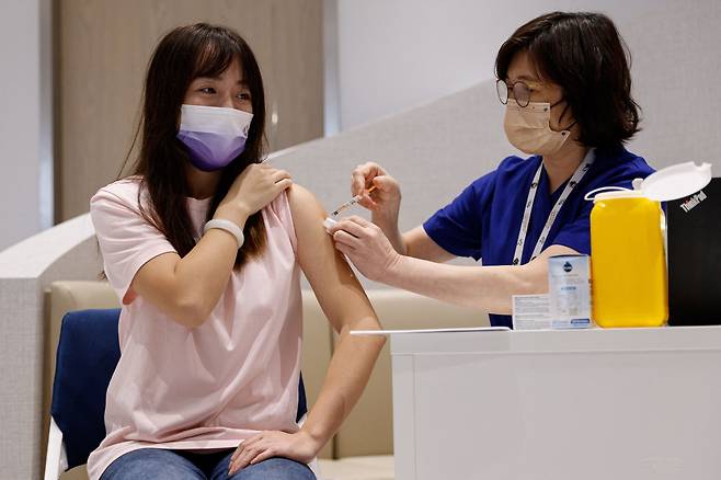 베이징에 거주하는 요요량(36) 씨는 홍콩 ‘버쳐스 메디컬 센터’의 첫 번째 고객 중 한 명으로 1888홍콩달러(약 30만 원)를 주고 화이자 백신을 맞았다. / 로이터=연합뉴스