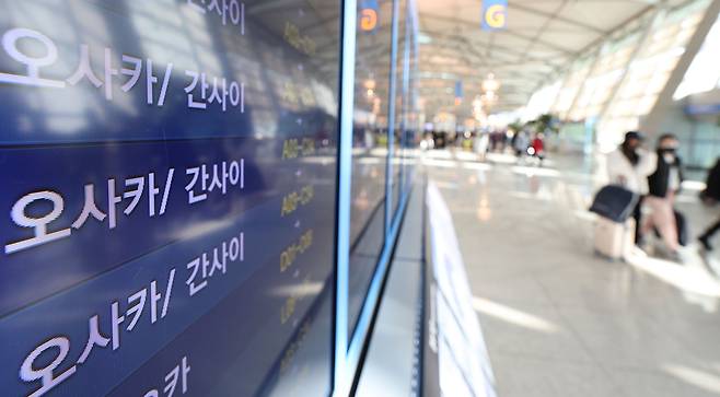 지난 8일 인천국제공항 제1여객터미널 출국장에 설치된 스크린에 일본행 여객기 정보가 표시돼 있다./연합뉴스