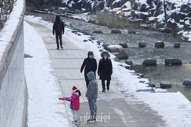 서울 중구 청계천 일대에서 시민들이 산책을 하고 있다. ⓒ데일리안 김민호 기자