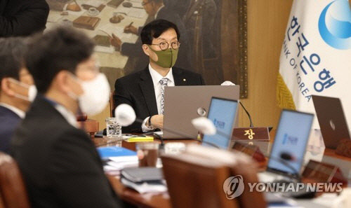 이창용 한국은행 총재가 24일 서울 중구 한국은행에서 금융통화위원회 본회의를 주재하고 있다.  [사진공동취재단]