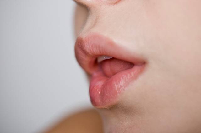 입으로 숨 쉬는 버릇을 고치고, 양치질 후 물로 입안을 꼼꼼히 헹구는 습관을 들이면 구강건조증 완화에 도움이 된다./사진=클립아트코리아