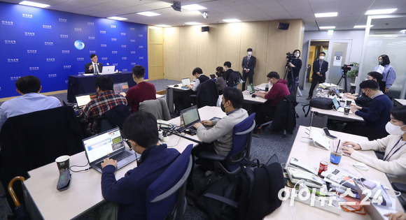 이창용 한국은행 총재가 13일 서울 중구 한국은행에서 열린 금융통화 관련 기자간담회에 참석해 취재진 질문에 답하고 있다. [사진=사진공동취재단]