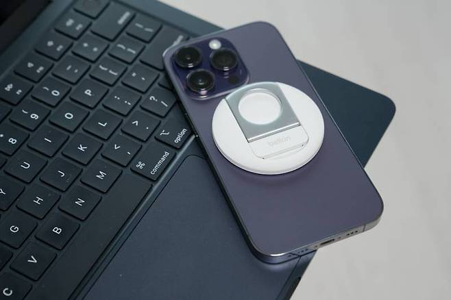 애플 맥OS 벤추라부터 아이폰 XR 이후 기종을 웹캠으로 사용하는 '연속성 카메라'를 지원한다. 사진상 제품은 벨킨 맥세이프 아이폰 그립톡과 아이폰 14 프로, 맥북 에어. 출처=IT동아